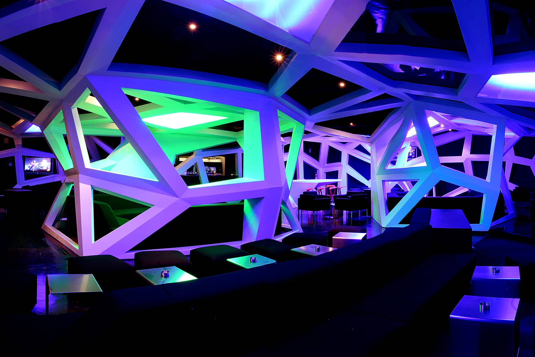 ON-A’s first project was located in a summer resort town on the Costa Brava. The Lounge & Bar was designed for an existing central location. The resources used in the design are intended to stimulate all the senses: there are visual, chromatic, and auditory effects that contribute to the user’s overall experience, surrounded by an organic and particularly complex geometry