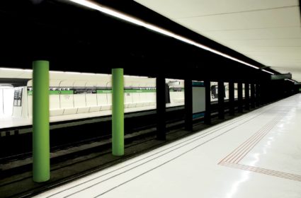 La estación de metro Drassanes fue uno de nuestros retos. Las piezas prefabricadas GRC nos permitieron crear un sistema continuo y adaptable.