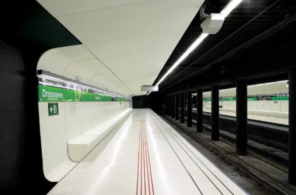 La estación de metro Drassanes fue uno de nuestros retos. Las piezas prefabricadas GRC nos permitieron crear un sistema continuo y adaptable.