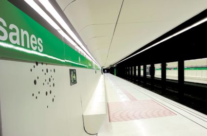 La estación de metro Drassanes fue uno de nuestros retos. Las piezas prefabricadas GRC nos permitieron crear un sistema continuo y adaptable.