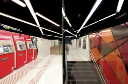 La estación de metro Drassanes fue uno de nuestros retos. Las piezas prefabricadas GRC nos permitieron crear un sistema continuo y adaptable.