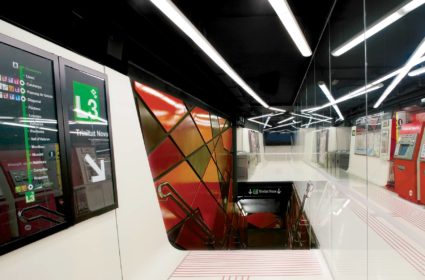 La estación de metro Drassanes fue uno de nuestros retos. Las piezas prefabricadas GRC nos permitieron crear un sistema continuo y adaptable.