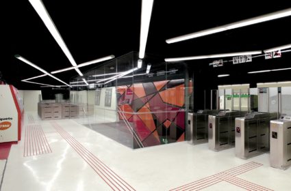 La estación de metro Drassanes fue uno de nuestros retos. Las piezas prefabricadas GRC nos permitieron crear un sistema continuo y adaptable.