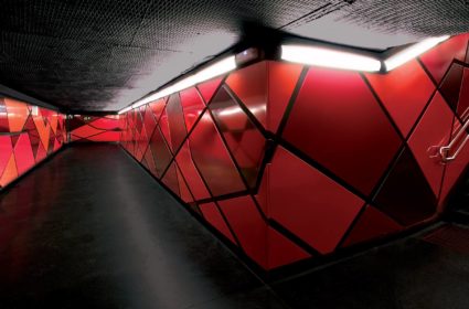 La estación de metro Drassanes fue uno de nuestros retos. Las piezas prefabricadas GRC nos permitieron crear un sistema continuo y adaptable.