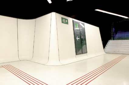 La estación de metro Drassanes fue uno de nuestros retos. Las piezas prefabricadas GRC nos permitieron crear un sistema continuo y adaptable.