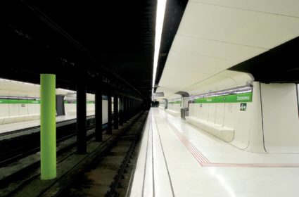 La estación de metro Drassanes fue uno de nuestros retos. Las piezas prefabricadas GRC nos permitieron crear un sistema continuo y adaptable.