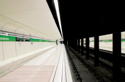 La estación de metro Drassanes fue uno de nuestros retos. Las piezas prefabricadas GRC nos permitieron crear un sistema continuo y adaptable.