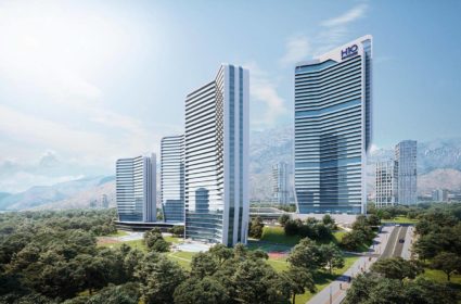 Localizado en un solar privilegiado próximo a la playa de Benidorm, se desarrolla la propuesta de un gran complejo de Spa and Hotel de cinco estrellas a través de una arquitectura singular que se asienta sobre una sierra que disfruta de grandes panorámicas al mar y a la ciudad. Sobre un gran pódium se disponen las actividades recreacionales y de ocio a través de múltiples terrazas que se vinculan a las piscinas, restaurante, el spa-balneario y la zona de eventos, lo que garantiza que estas zonas y las habitaciones en las plantas superiores cuenten en su totalidad con vistas excepcionales y de una excelente orientación. De esta manera, se concentran los espacios comunes en las plantas inferiores para dar lugar a la torre de 40 plantas que alberga las 450 habitaciones y que se corona con un sky-bar en la última planta. Ésta se abre a una infinity pool con una gran terraza con tumbonas, con las mejores vistas del complejo, que está pensado para funcionar todo el año gracias a la zona de eventos y congresos y el SPA con su zona de aguas. Todas las habitaciones tienen vista hacia el mar y se accede a través de un pasillo de servicio situado en la parte trasera. En el interior se han utilizado materiales como la madera en tonos claros para buscar calidez y luminosidad.