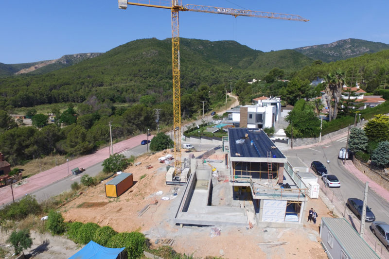 the structure of this single-family house #1510 concreting the top slab. we started the façades, the installations and the infinity pool.