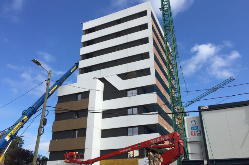 Construction works for the residential Sant Isidre in Sabadell, which promotes Sorigué, continue. We have placed the GRC panels on one of the three stairs and we have started the interior finishes by placing carpentries.