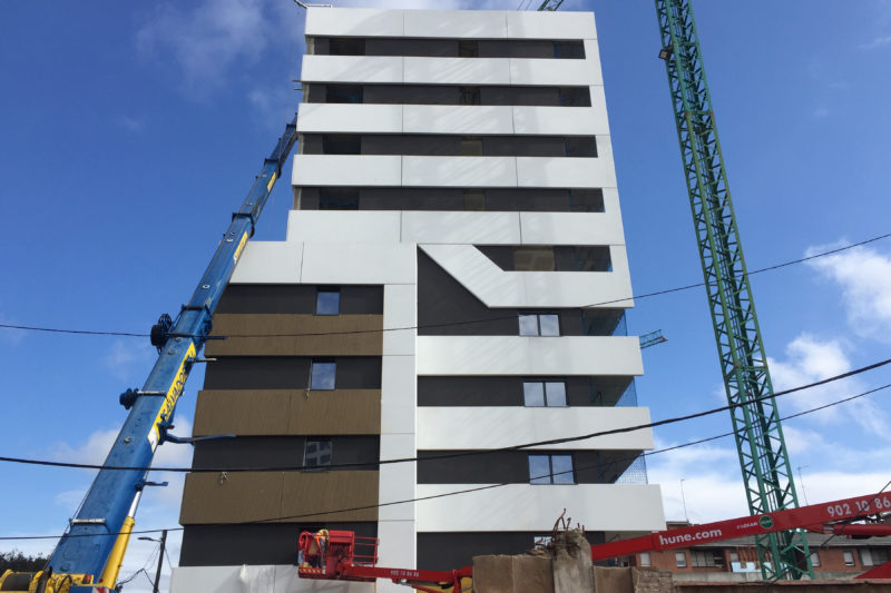 Construction works for the residential Sant Isidre in Sabadell, which promotes Sorigué, continue. We have placed the GRC panels on one of the three stairs and we have started the interior finishes by placing carpentries.