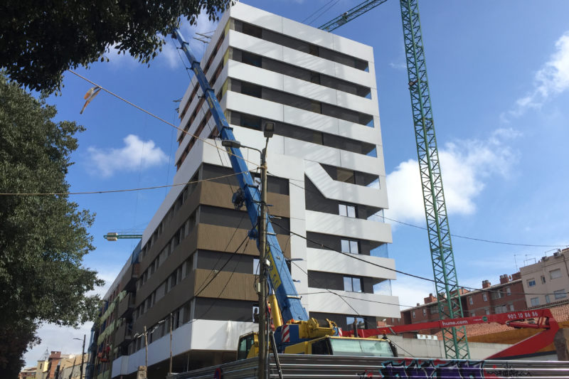 Construction works for the residential Sant Isidre in Sabadell, which promotes Sorigué, continue. We have placed the GRC panels on one of the three stairs and we have started the interior finishes by placing carpentries.