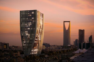 Sobre una de las principales arterias de la ciudad de Riyadh, se ubica la torre que albergar las oficinas de la National Water Company. Con una altura de 160m, el programa se estructura en la planta baja con un lobby, seguido por tres plantas mezzanine, 20 plantas de oficinas con zonas de coworking, salas de reuniones, y las dos últimas plantas de uso exclusivo a directivos de la compañía. Para crear diseños fuera de lo común, debemos imaginar lo imposible y hacerlo realidad. Gracias a la incorporación de la tecnología podemos pensar en formas geométricas complejas y convertirlas en elementos parametrizados, obteniendo diseños únicos y especiales. El volumen general de la torre se somete a una torsión para definir su fachada que toma como referencia la corporeidad del agua en movimiento. Su visión nocturna está definida con iluminación artificial sobre los perfiles estructurales.