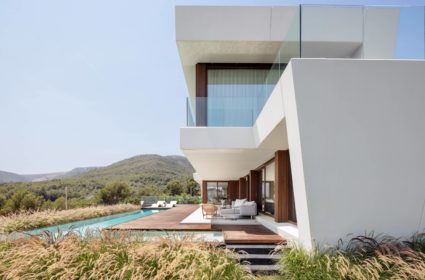 A unique house toward the landscape. Luxury home in Barcelona, ​​​​a unique design adapted to the family, we have applied an efficient construction system.