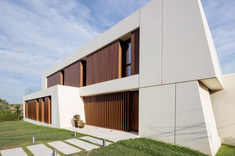 A unique house toward the landscape. Luxury home in Barcelona, ​​​​a unique design adapted to the family, we have applied an efficient construction system.