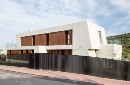 A unique house toward the landscape. Luxury home in Barcelona, ​​​​a unique design adapted to the family, we have applied an efficient construction system.