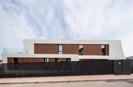 A unique house toward the landscape. Luxury home in Barcelona, ​​​​a unique design adapted to the family, we have applied an efficient construction system.