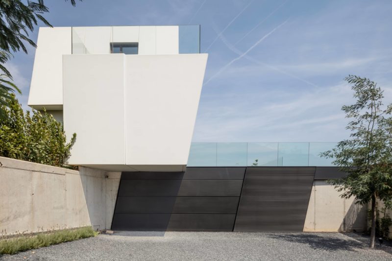 A unique house toward the landscape. Luxury home in Barcelona, ​​​​a unique design adapted to the family, we have applied an efficient construction system.