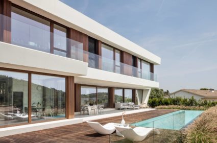 A unique house toward the landscape. Luxury home in Barcelona, ​​​​a unique design adapted to the family, we have applied an efficient construction system.