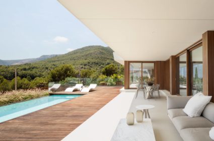 A unique house toward the landscape. Luxury home in Barcelona, ​​​​a unique design adapted to the family, we have applied an efficient construction system.