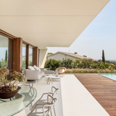 A unique house toward the landscape. Luxury home in Barcelona, ​​​​a unique design adapted to the family, we have applied an efficient construction system.