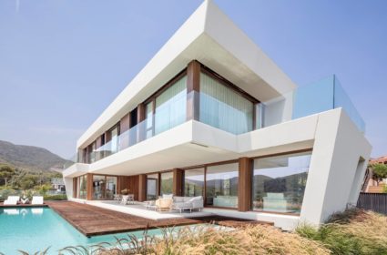 A unique house toward the landscape. Luxury home in Barcelona, ​​​​a unique design adapted to the family, we have applied an efficient construction system.