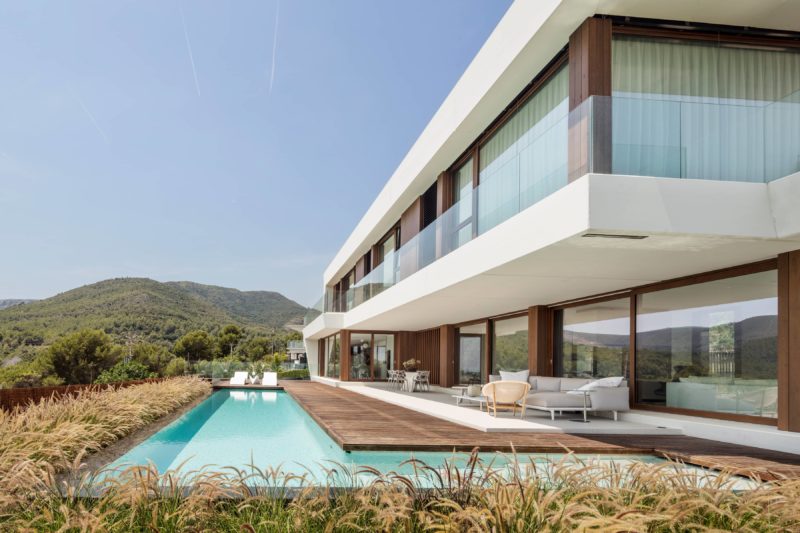 A unique house toward the landscape. Luxury home in Barcelona, ​​​​a unique design adapted to the family, we have applied an efficient construction system.