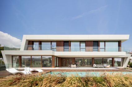 A unique house toward the landscape. Luxury home in Barcelona, ​​​​a unique design adapted to the family, we have applied an efficient construction system.