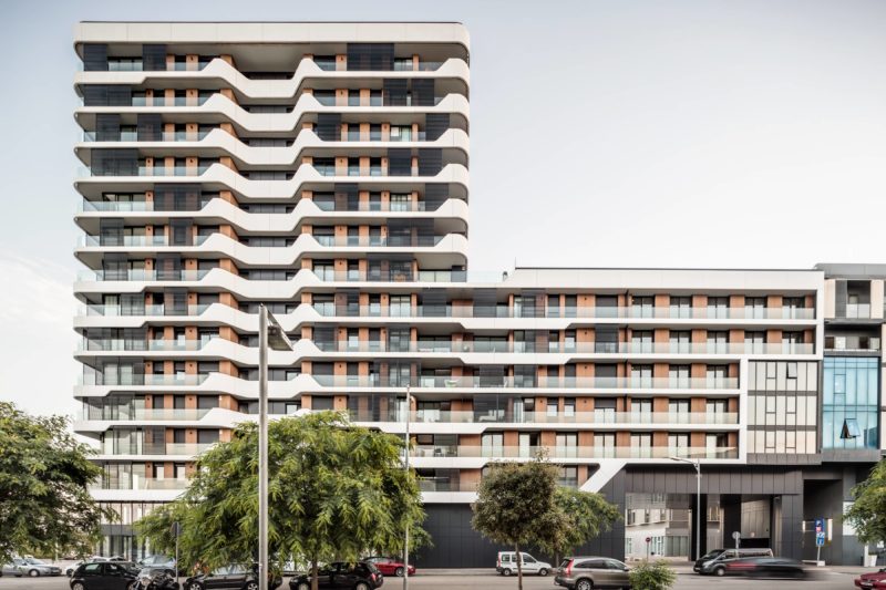 SORIGUÉ group proposed us a challenge: we would create a mixed residential building that would also be an architectural reference in the area.