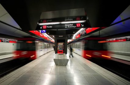 Can a subway station change its look? Can the passengers change the image of the space? We want the regular user to feel the station every day.