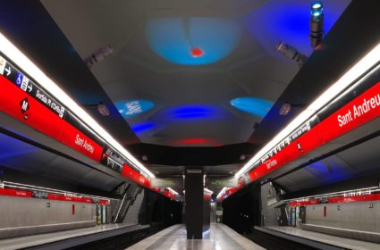 Can a subway station change its look? Can the passengers change the image of the space? We want the regular user to feel the station every day.