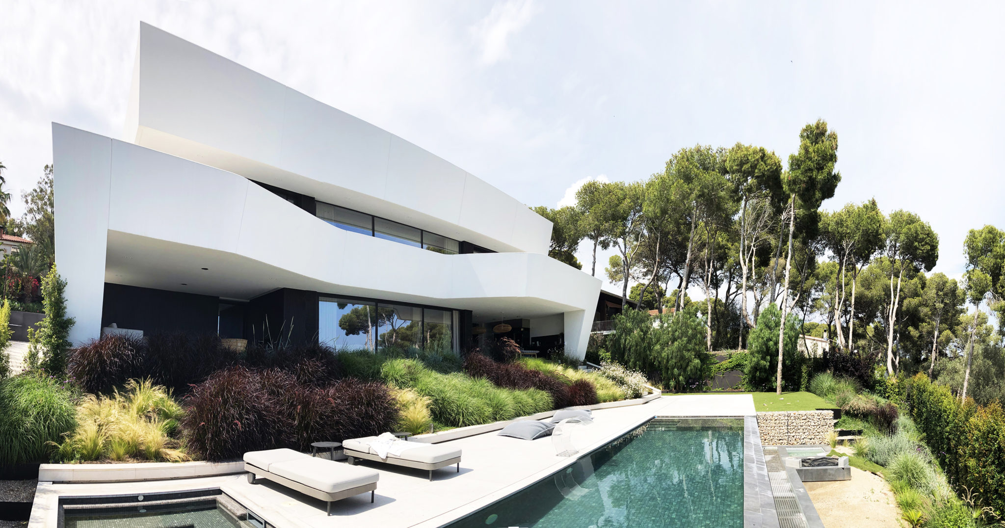 A single-family home, located outside Barcelona. The elevation and topography put the city at your feet and offer views of the sea.
