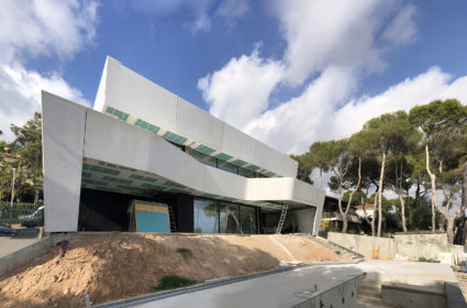 A single-family home, located outside Barcelona. The elevation and topography put the city at your feet and offer views of the sea.