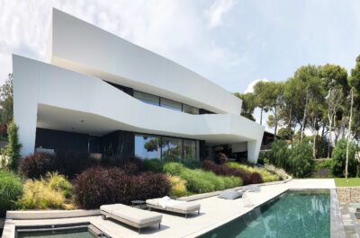A single-family home, located outside Barcelona. The elevation and topography put the city at your feet and offer views of the sea.