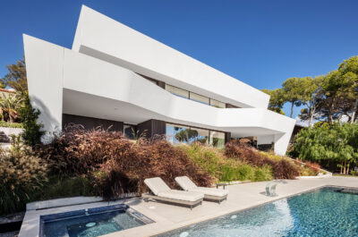 A single-family home, located outside Barcelona. The elevation and topography put the city at your feet and offer views of the sea.