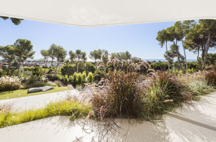 A single-family home, located outside Barcelona. The elevation and topography put the city at your feet and offer views of the sea.