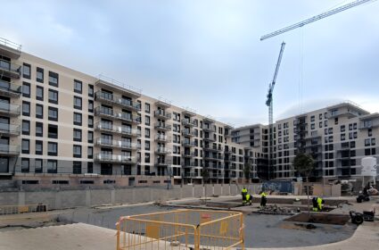 The London building in the Urban Fira residential complex is a new multi-family building developed by AQ Acentor. It contains 210 homes, eight commercial properties, and a naturally ventilated parking for 345 cars, 120 motorcycles, and 220 bicycles. It also has 78 storage rooms. The building offers a large communal area with green areas, playgrounds, paddle courts, and swimming pools. It is located in the city of Barcelona.