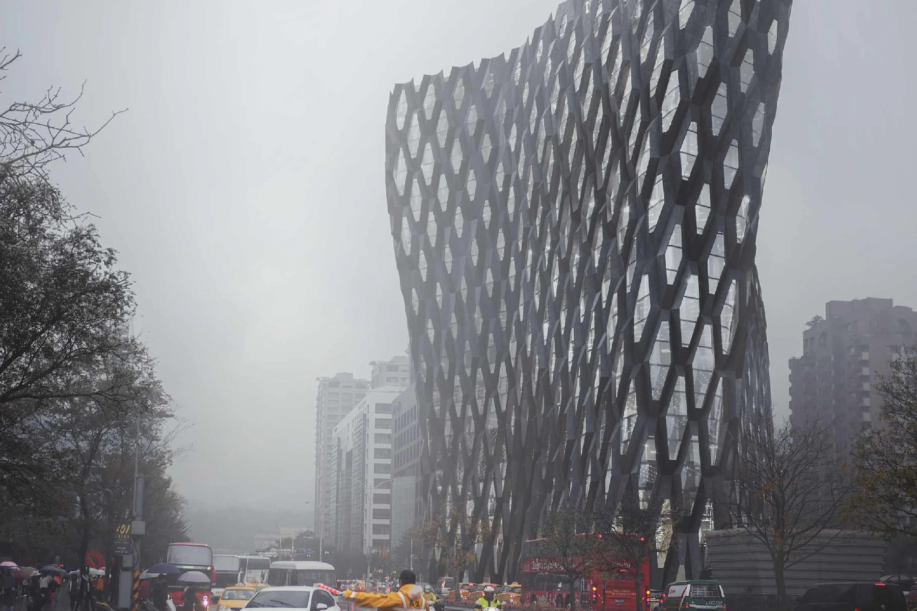 Realizado gracias a la arquitectura paramétrica, el edificio Smart Mesh experimenta nuevas formas arquitectónicas, creando espacios únicos.