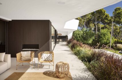 A single-family home, located outside Barcelona. The elevation and topography put the city at your feet and offer views of the sea.