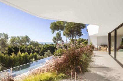 A single-family home, located outside Barcelona. The elevation and topography put the city at your feet and offer views of the sea.